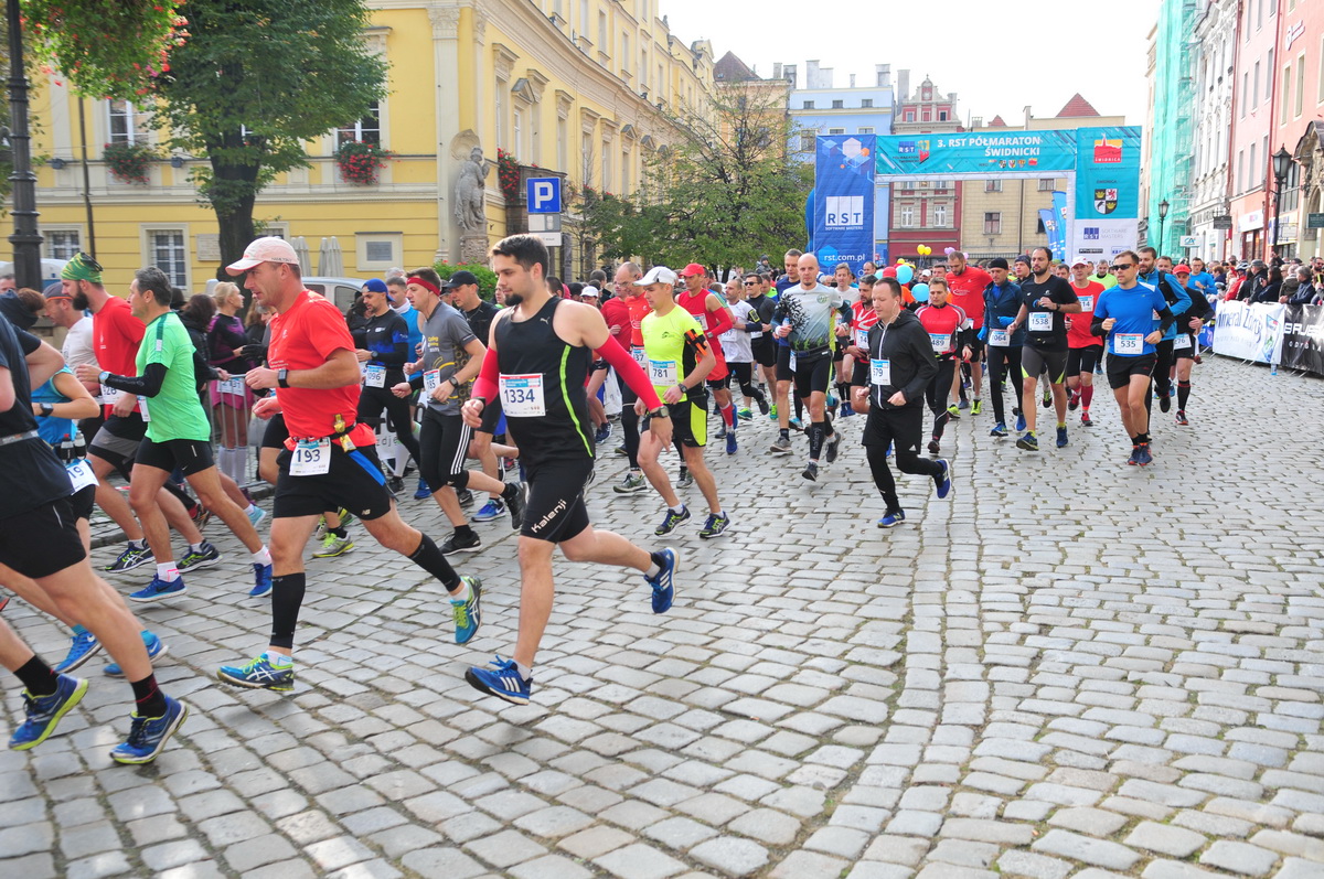 biegacze na świdnickim rynku