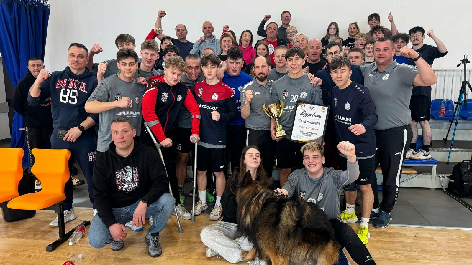 zawodnicy z rodzicami na wspólnym zdjęciu